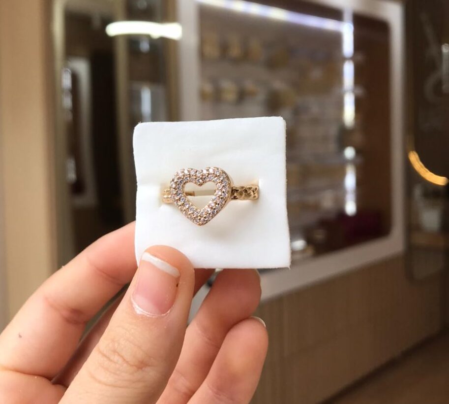 Anel coração cravejado