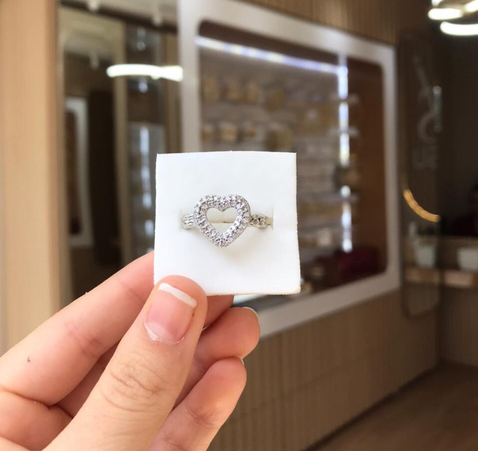 Anel coração cravejado