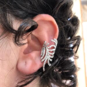 Brinco ear cuff cravejado