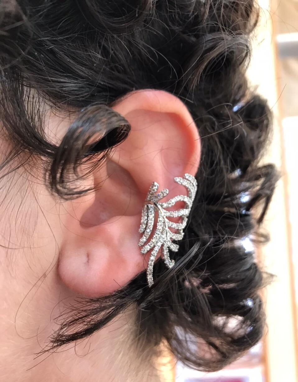 Brinco ear cuff cravejado