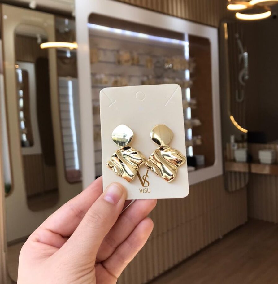 Brinco contorno dourado