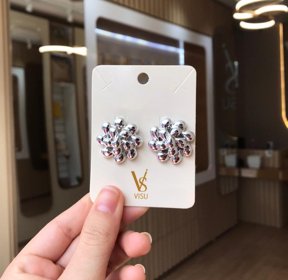 Brinco flor prateado