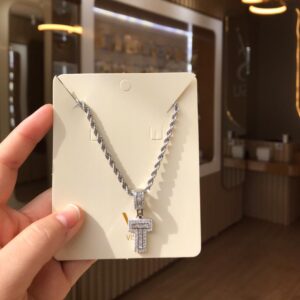 Colar cravejado inicial T