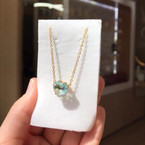 Colar com pedraria azul