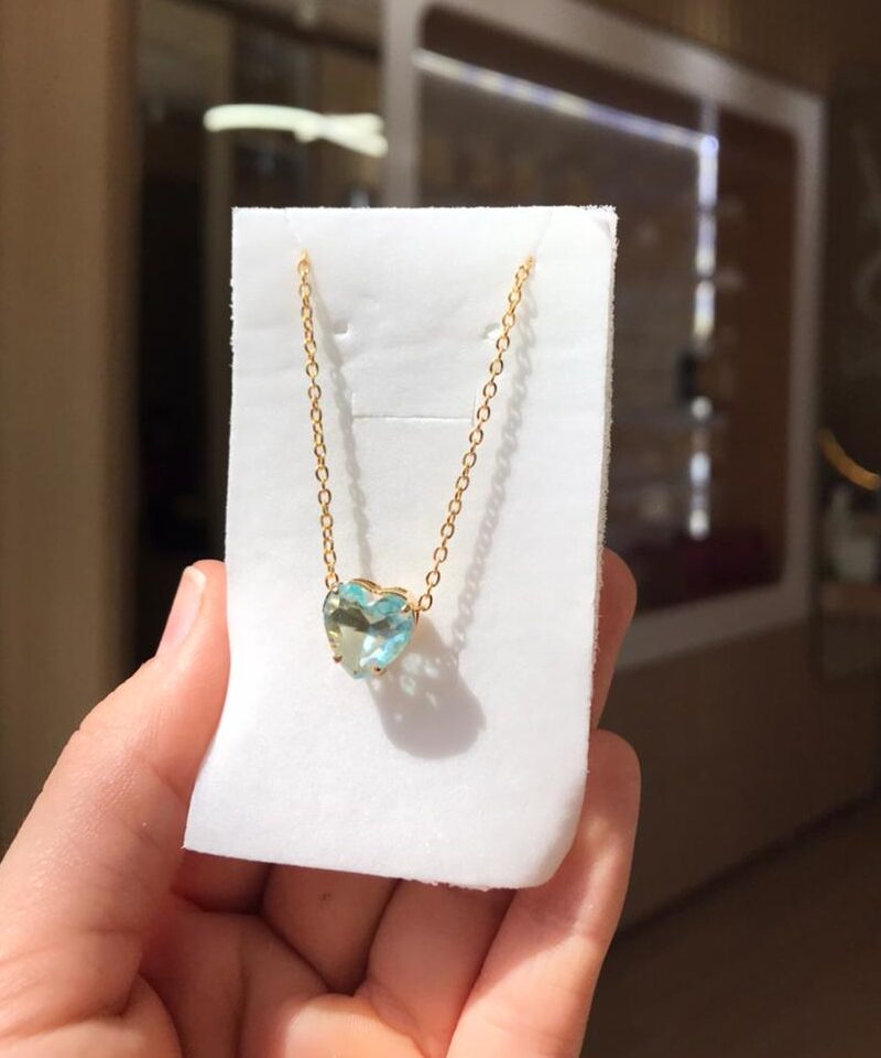 Colar com pedraria azul