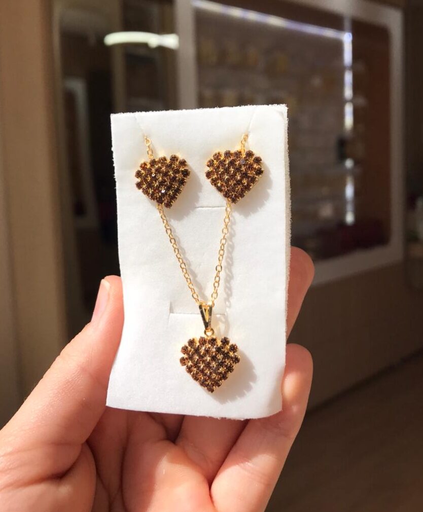 Conjunto cravejado marrom