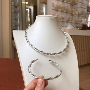 Conjunto torcido delicado