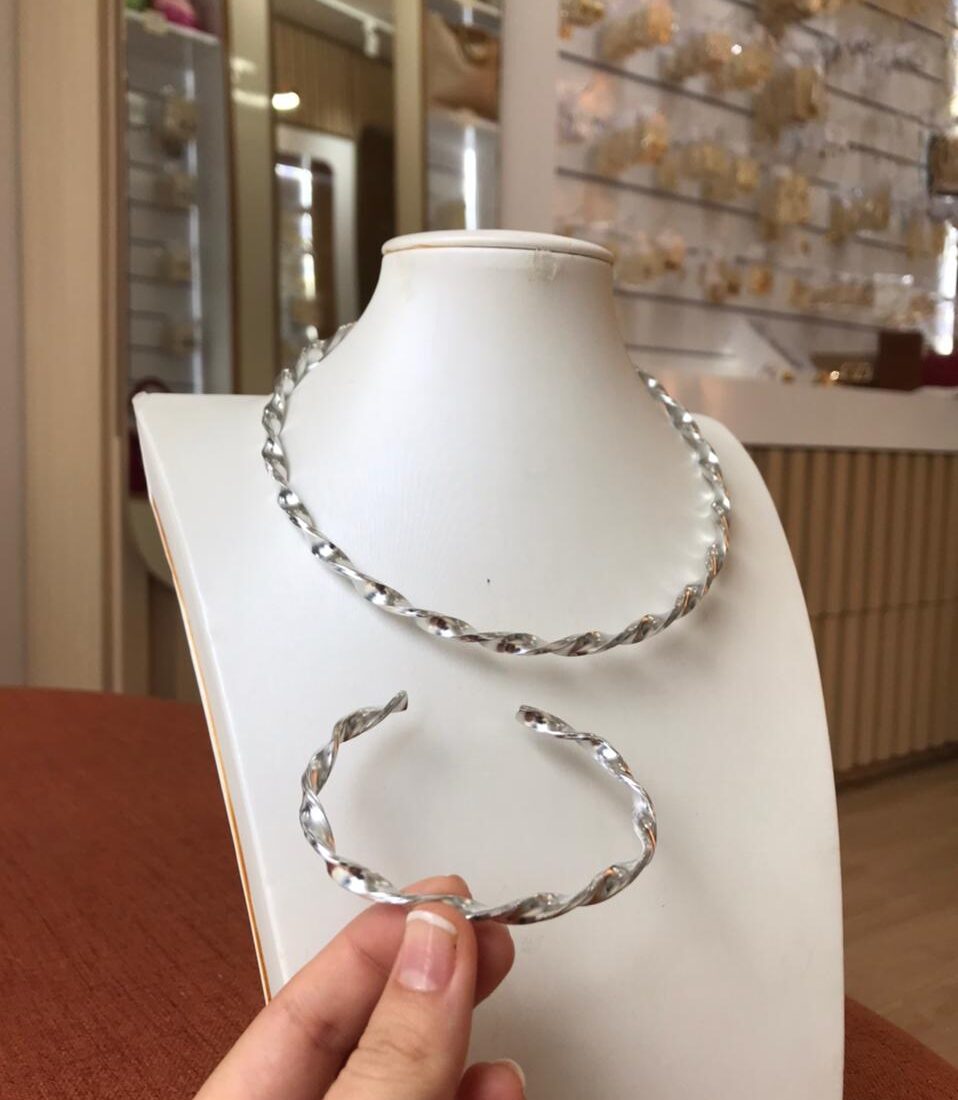 Conjunto torcido delicado